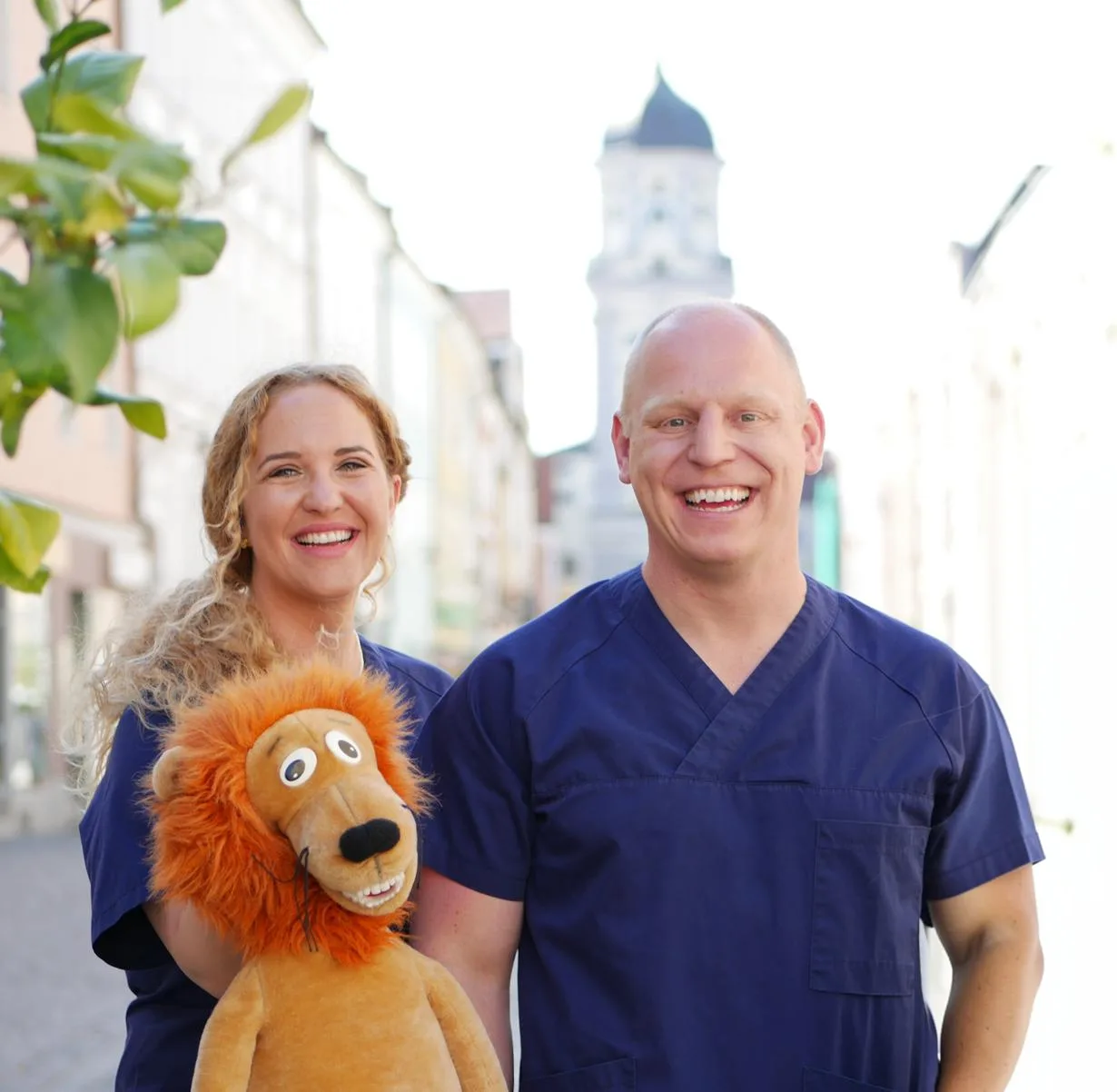 Das Team der Zahnarztpraxis Dr. Seidl mit Praxis-Maskottchen mitten in Vilshofen
